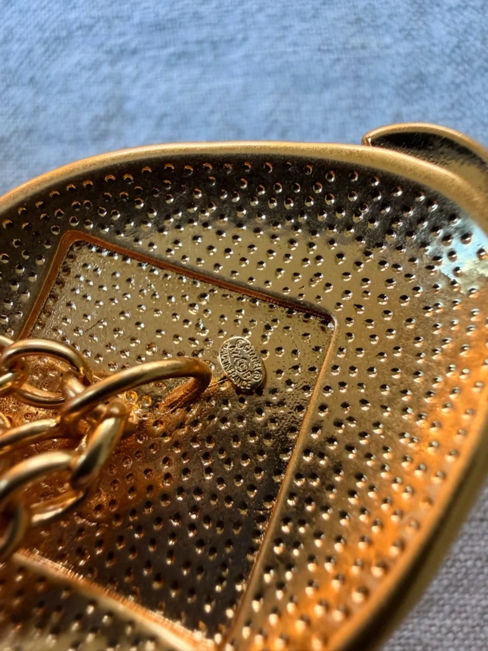 💚Vintage CHANEL Gold-Tone Necklace with Pale Green Cabochon✨ - Picture 8 of 12